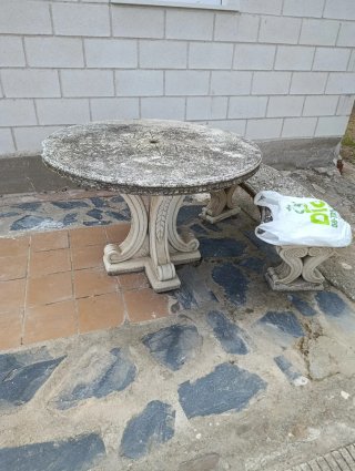 Mesa y 2 bancos de piedra exterior