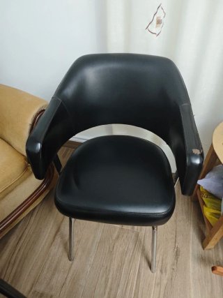 Sillón negro piel y metal