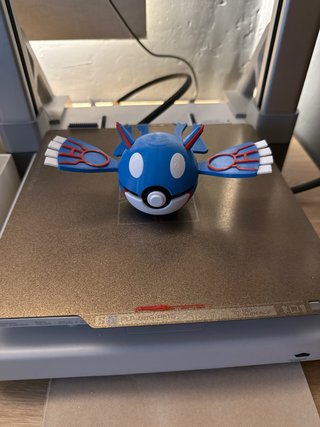 Pokeballs y figuras Pokémon estilo pokeballs