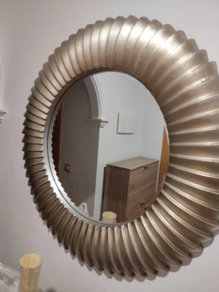 Mueble recibidor con espejo y jarrón