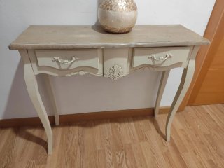 Mueble recibidor con espejo y jarrón