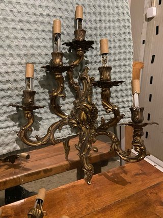 Conjunto de candelabros de pared.