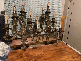 Conjunto de candelabros de pared.