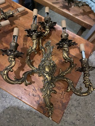Conjunto de candelabros de pared.