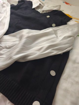 Chaleco negro y camisa blanca