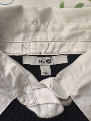 Chaleco negro y camisa blanca