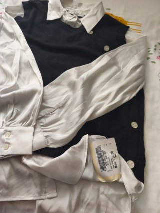 Chaleco negro y camisa blanca
