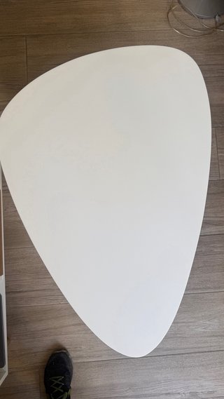 Mesa auxiliar blanca con patas de madera