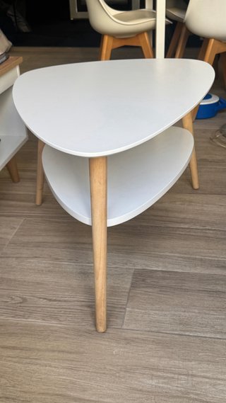Mesa auxiliar blanca con patas de madera