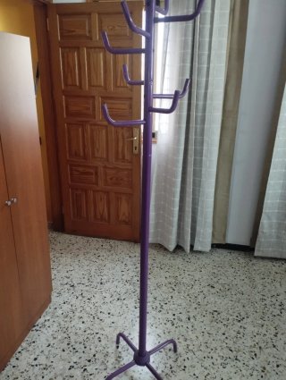 Perchero de pie morado
