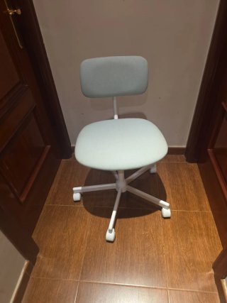 Silla de escritorio gris y blanca