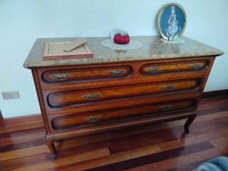 Armario de madera con cajones