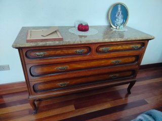 Armario de madera con cajones