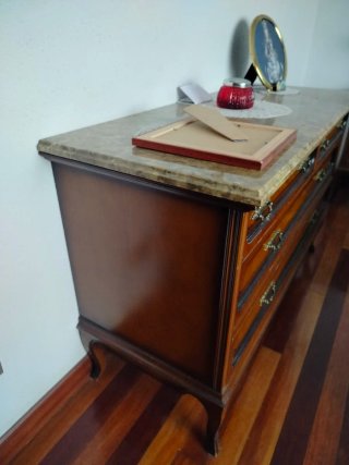 Armario de madera con cajones
