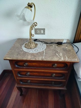 Armario de madera con cajones