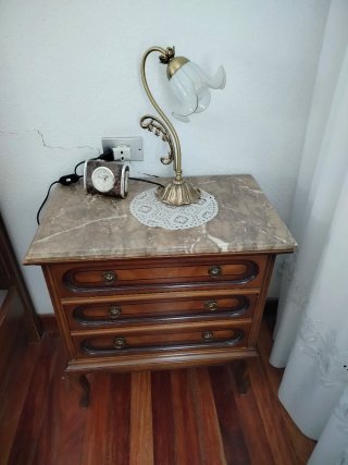 Armario de madera con cajones