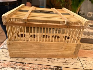 Gabbia artigianale in legno per uccelli