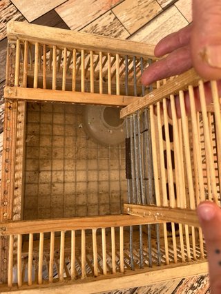 Gabbia artigianale in legno per uccelli