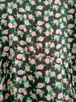 Falda Zara floral negra y rosa