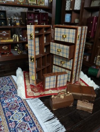 Casa de muñecas baúl y 4 maletas