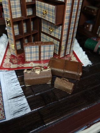 Casa de muñecas baúl y 4 maletas