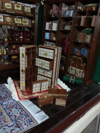 Casa de muñecas baúl y 4 maletas