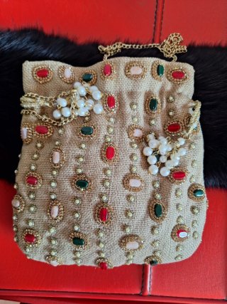 Bolso de fiesta con pedrería y perlas.
