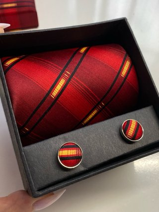 Corbata y gemelos a cuadros rojos