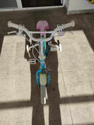 Bicicleta infantil azul y rosa con ruedines