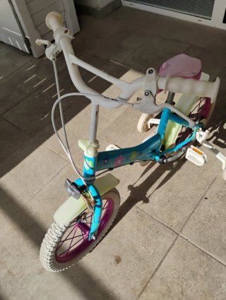 Bicicleta infantil azul y rosa con ruedines