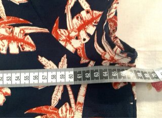 Blusa estampada tropical azul y naranja