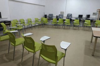 Sillas apilables con pala.