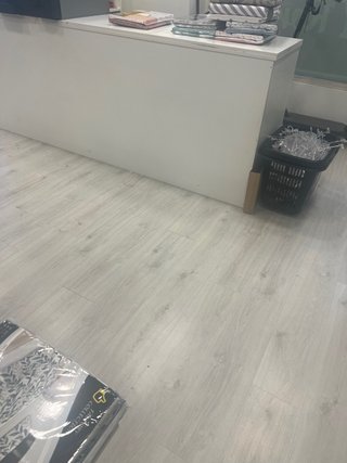 Mostrador blanco de madera