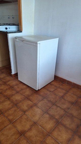 Nevera pequeña blanca