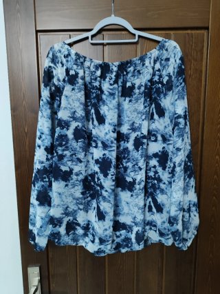 Blusa de verano azul y blanca