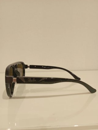 Gafas de sol negras y azules