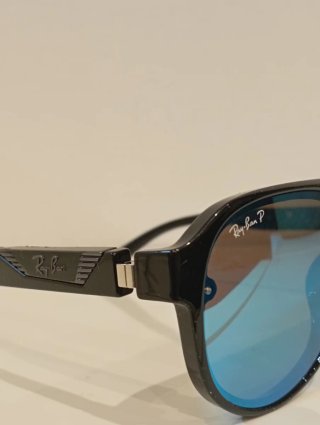 Gafas de sol negras y azules