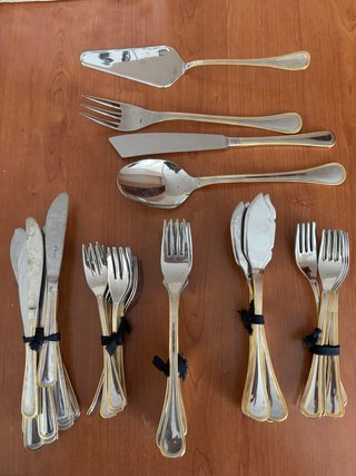 Juego de cubiertos para pescado dorado y plateado