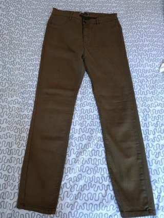 Pantalón Stradivarius verde militar Talla 44