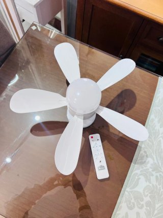 Mini ventilador blanco con mando