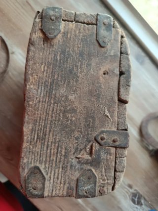 Caja de madera antigua con refuerzos