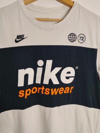 Camiseta Nike Sportswear Negra y Blanca