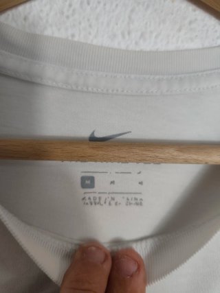 Camiseta Nike Sportswear Negra y Blanca
