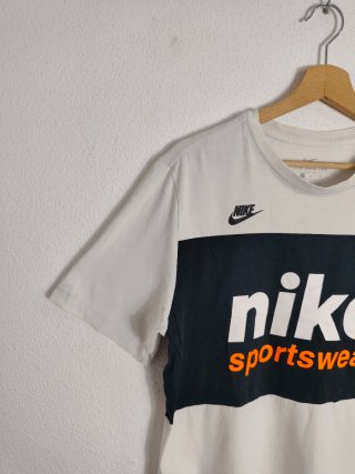 Camiseta Nike Sportswear Negra y Blanca