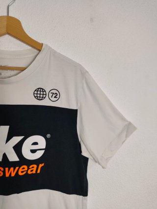 Camiseta Nike Sportswear Negra y Blanca