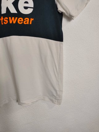 Camiseta Nike Sportswear Negra y Blanca