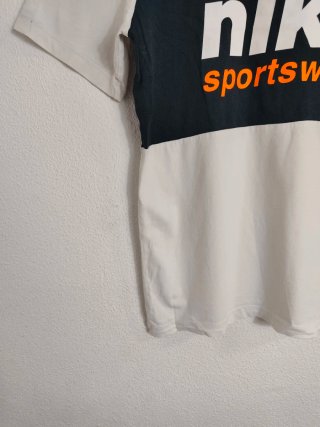 Camiseta Nike Sportswear Negra y Blanca