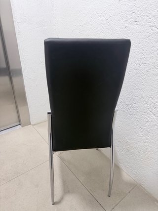 Seis sillas de comedor negras y plateadas