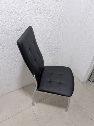 Seis sillas de comedor negras y plateadas