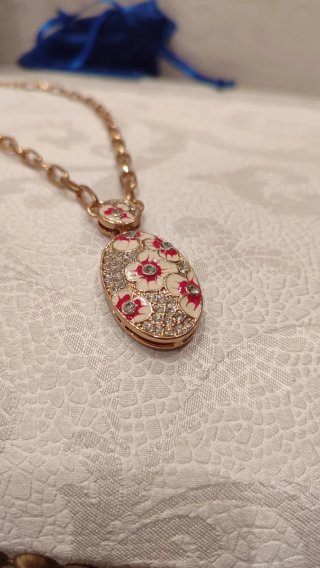 Collana dorata con ciondolo floreale